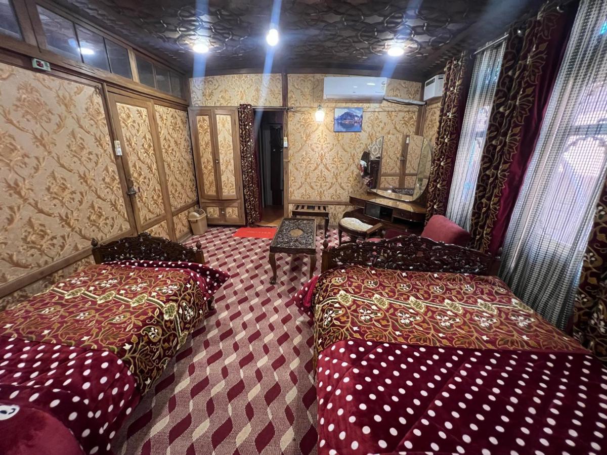 Hotel Aristotle Group Of Houseboats & Transportation à Srīnagar Extérieur photo