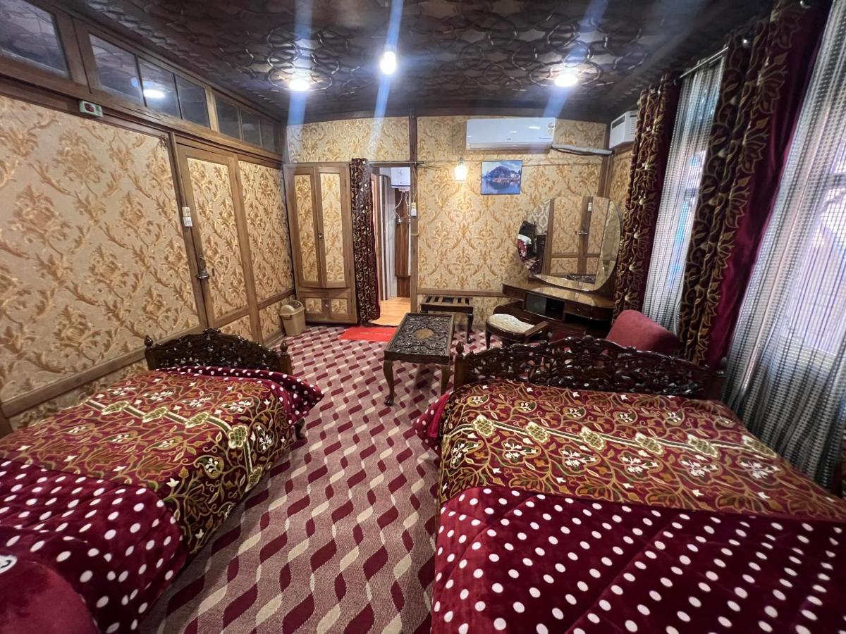 Hotel Aristotle Group Of Houseboats & Transportation à Srīnagar Extérieur photo