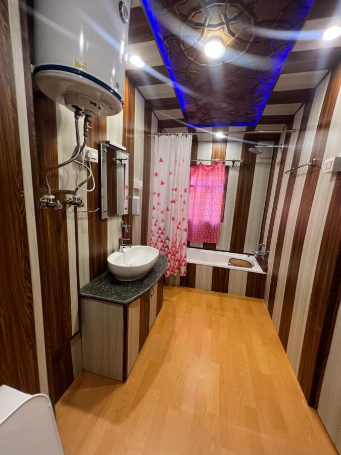 Hotel Aristotle Group Of Houseboats & Transportation à Srīnagar Extérieur photo