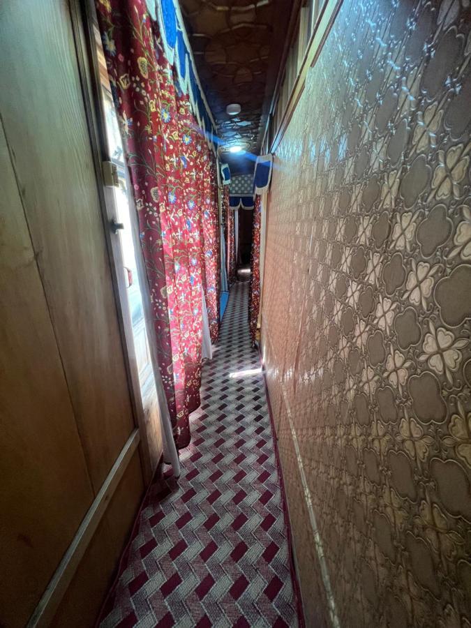 Hotel Aristotle Group Of Houseboats & Transportation à Srīnagar Extérieur photo