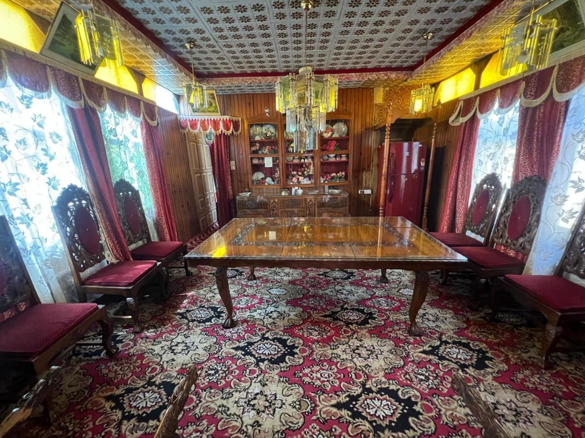 Hotel Aristotle Group Of Houseboats & Transportation à Srīnagar Extérieur photo