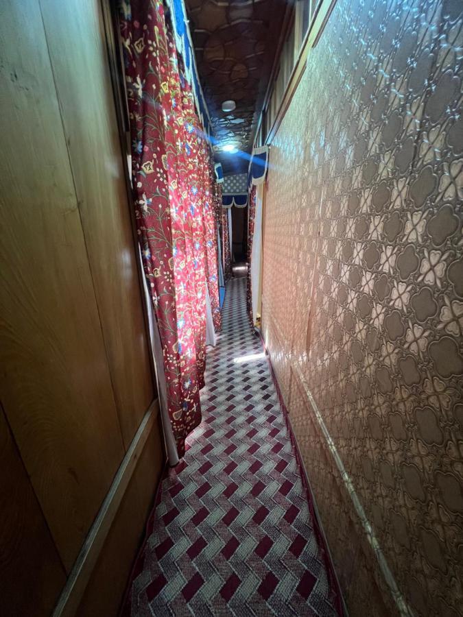 Hotel Aristotle Group Of Houseboats & Transportation à Srīnagar Extérieur photo