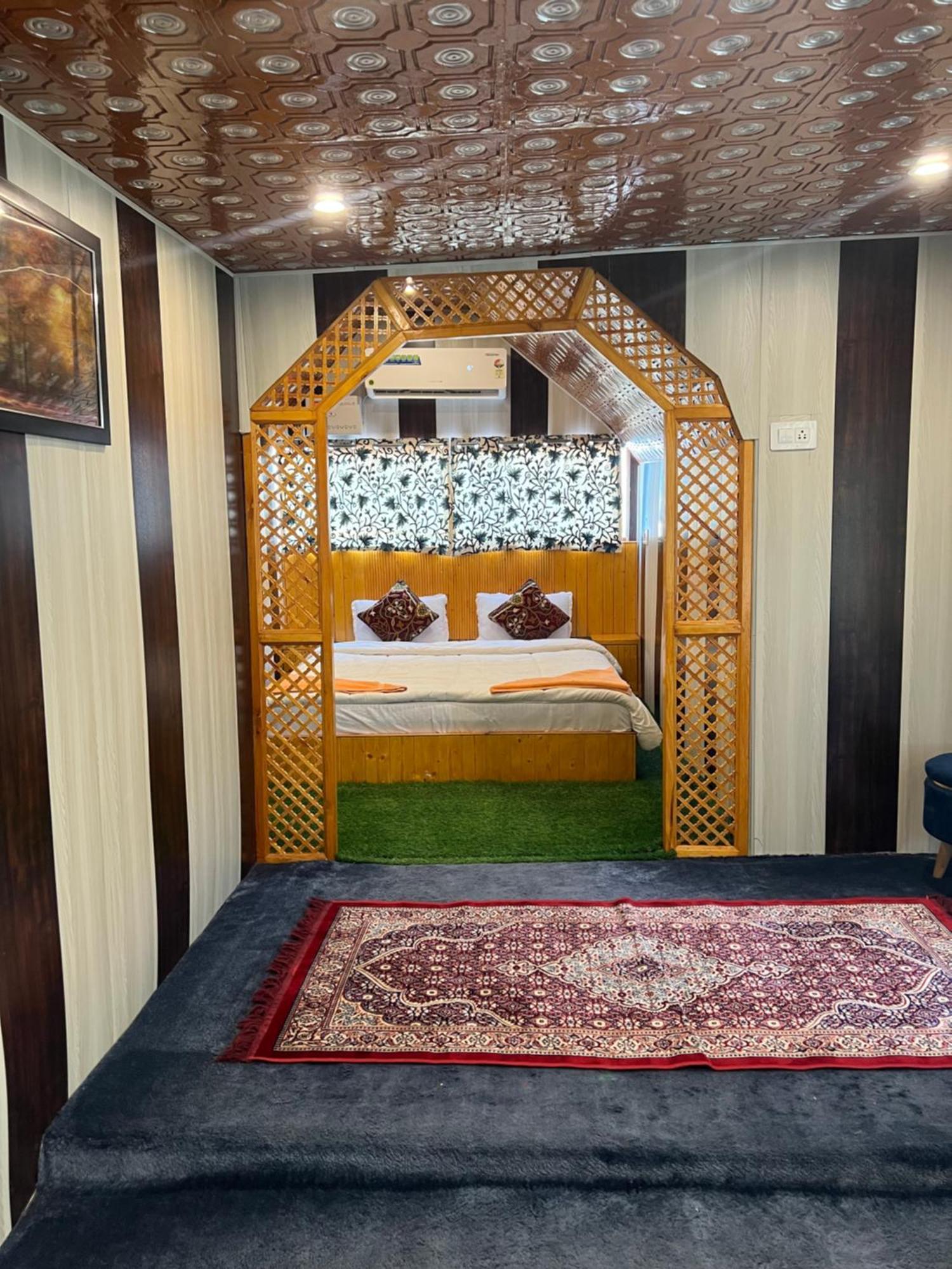 Hotel Aristotle Group Of Houseboats & Transportation à Srīnagar Extérieur photo
